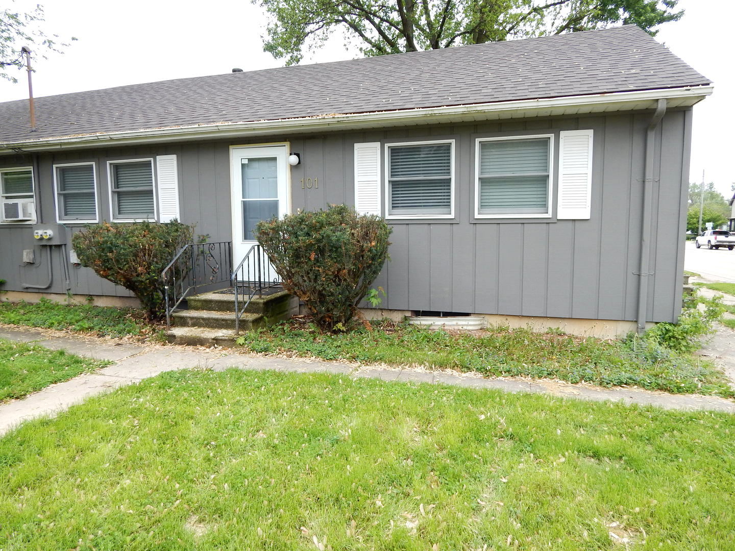 101 Prairie Street Ottawa, IL 61350 - Photo 1 of 15 a house view with a garden space