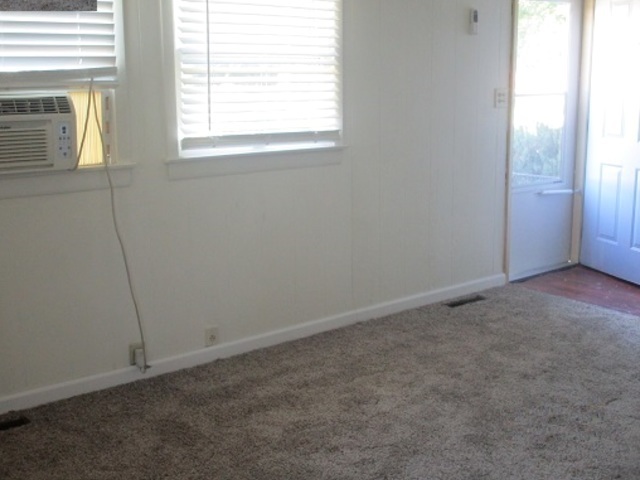 101 Prairie Street Ottawa, IL 61350 - Photo 3 of 15 an empty room with a window