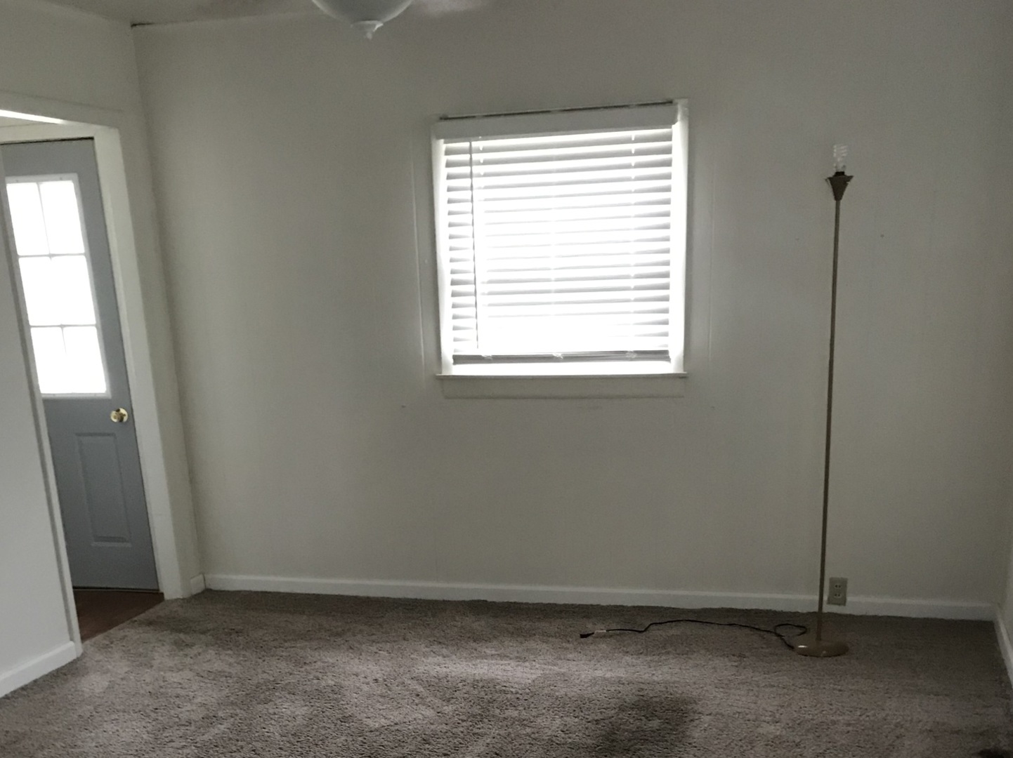 101 Prairie Street Ottawa, IL 61350 - Photo 5 of 15 an empty room with a window