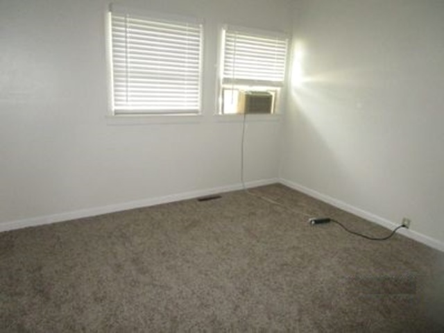 101 Prairie Street Ottawa, IL 61350 - Photo 7 of 15 an empty room with a window