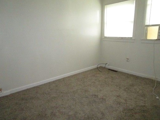 101 Prairie Street Ottawa, IL 61350 - Photo 8 of 15 an empty room with a window