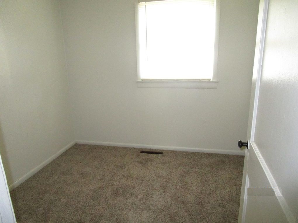 101 Prairie Street Ottawa, IL 61350 - Photo 9 of 15 an empty room with a window