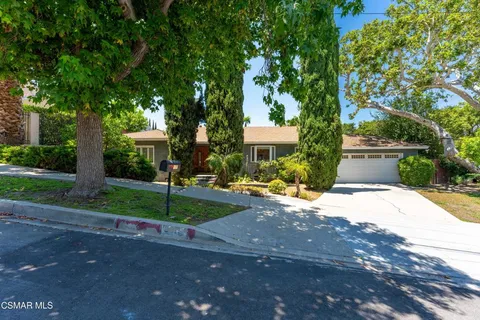 $5,900 | 5919 Rolling Road, Woodland Hills, CA 91367