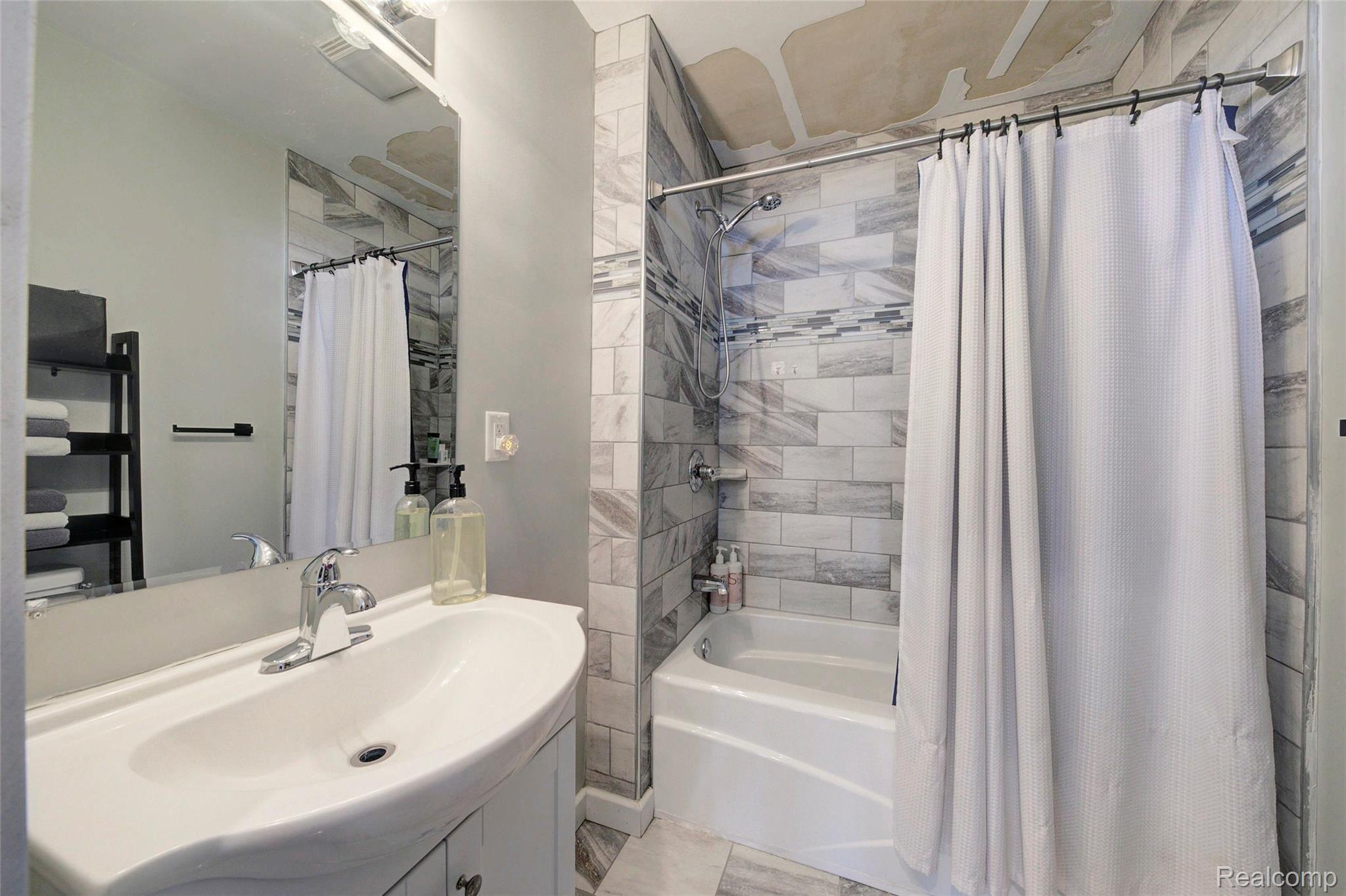 2324 Stewart Road Monroe, MI 48162 - Photo 15 of 20 Full Bath