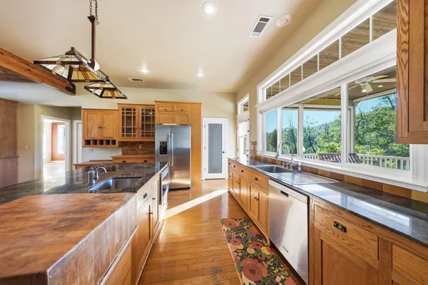 $825,000 | 15725 Horseless Carriage Drive, Redding, CA 96001