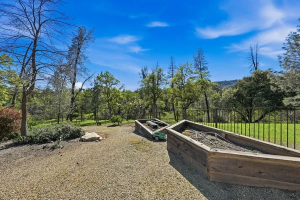 $825,000 | 15725 Horseless Carriage Drive, Redding, CA 96001