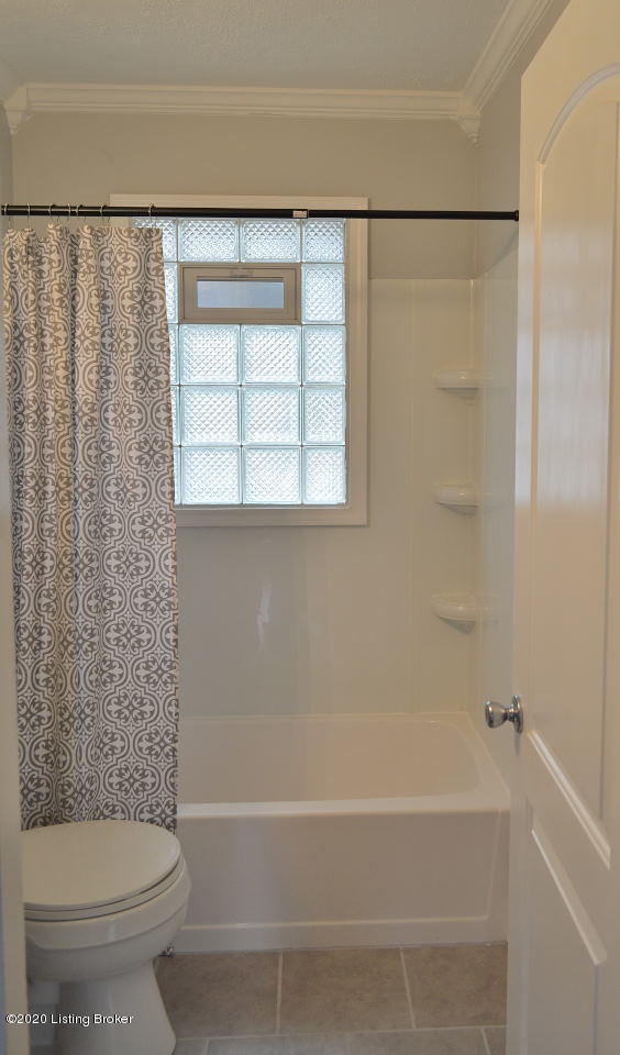 4506 Dover Road Louisville, KY 40216 - Photo 14 of 16 4506 Dover_Bath