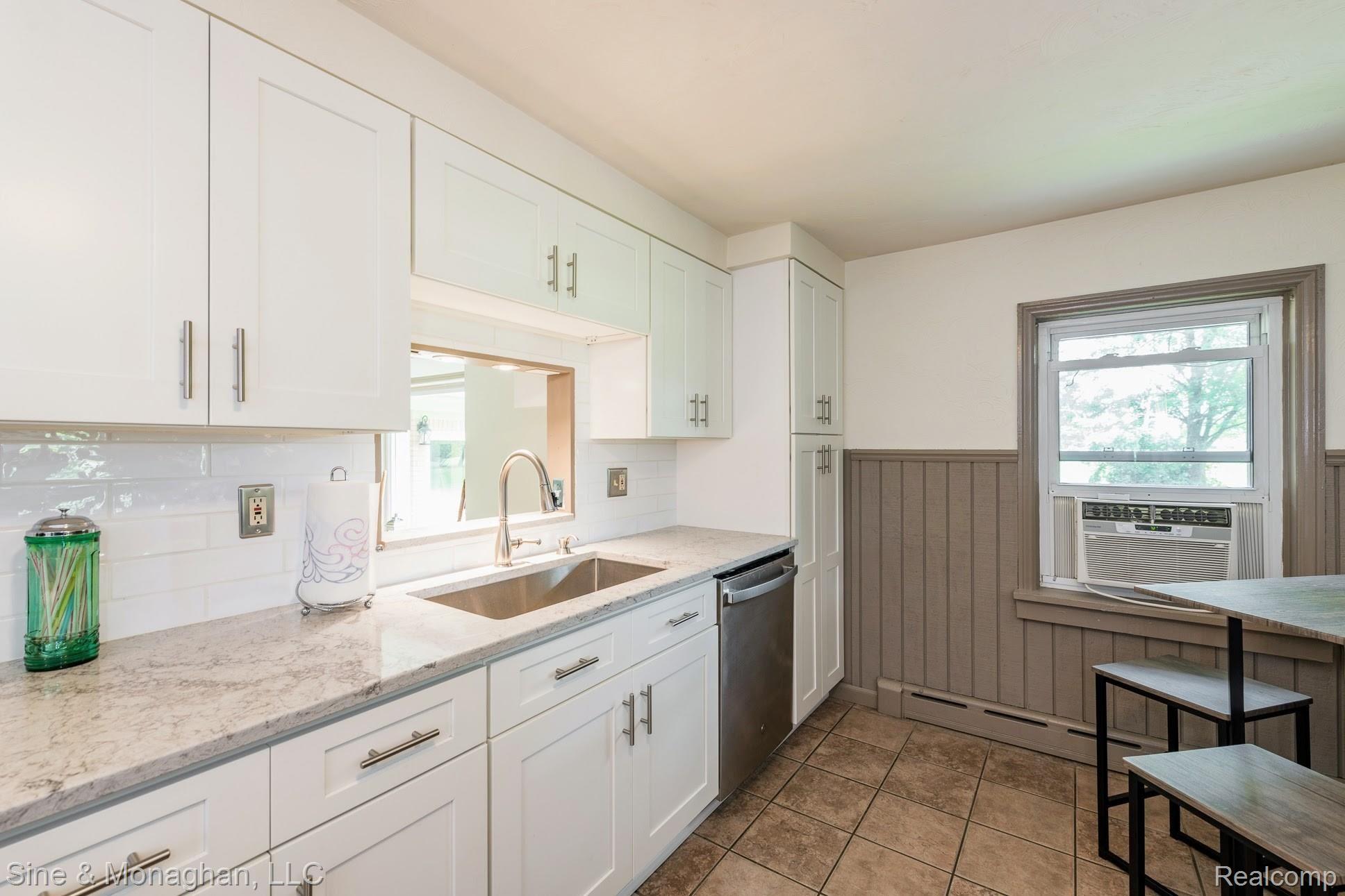 39716 Willow Road New Boston, MI 48164 - Photo 7 of 41 Undermount kitchen sink with sprayer faucet