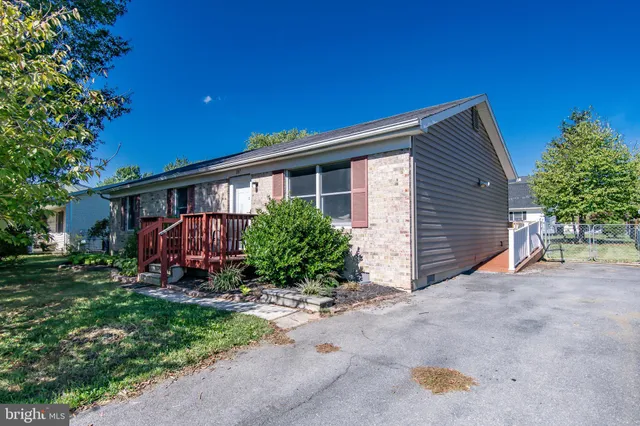 a view of a house with backyard and garden