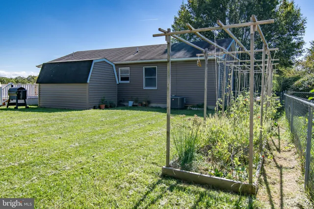 a view of a house with backyard and garden