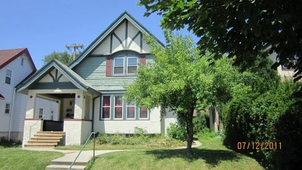 $2,100 | 1818 East Kenwood Boulevard, Milwaukee, WI 53211