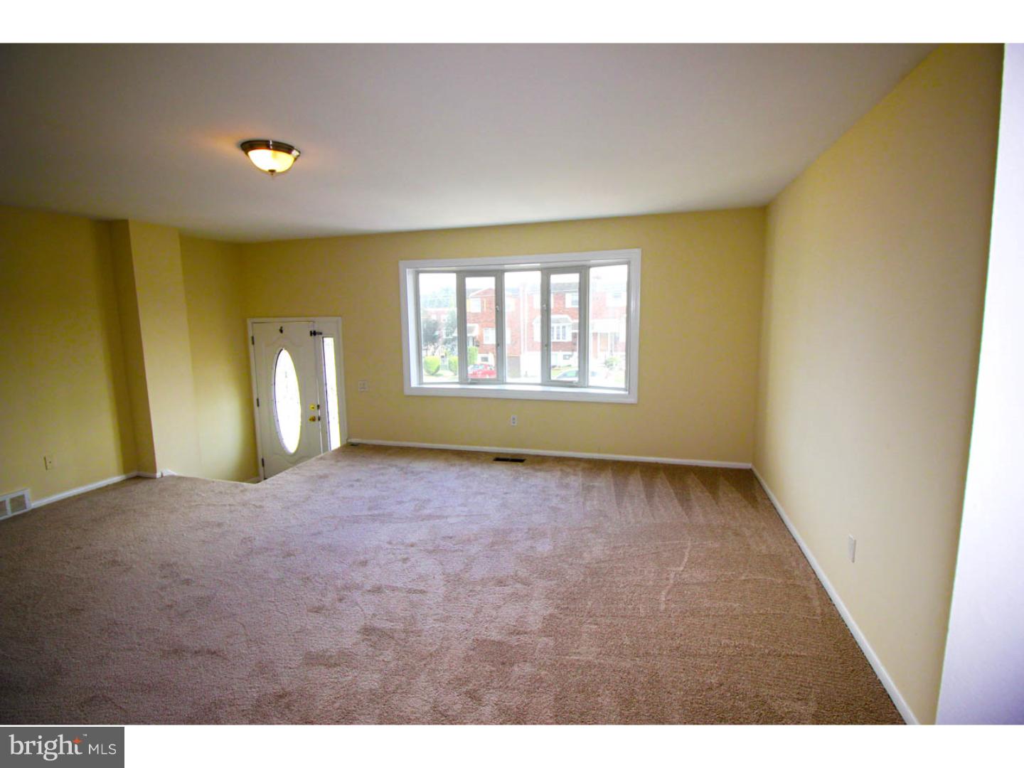 12710 Medford Road Philadelphia, PA 19154 - Photo 2 of 19 Living Room