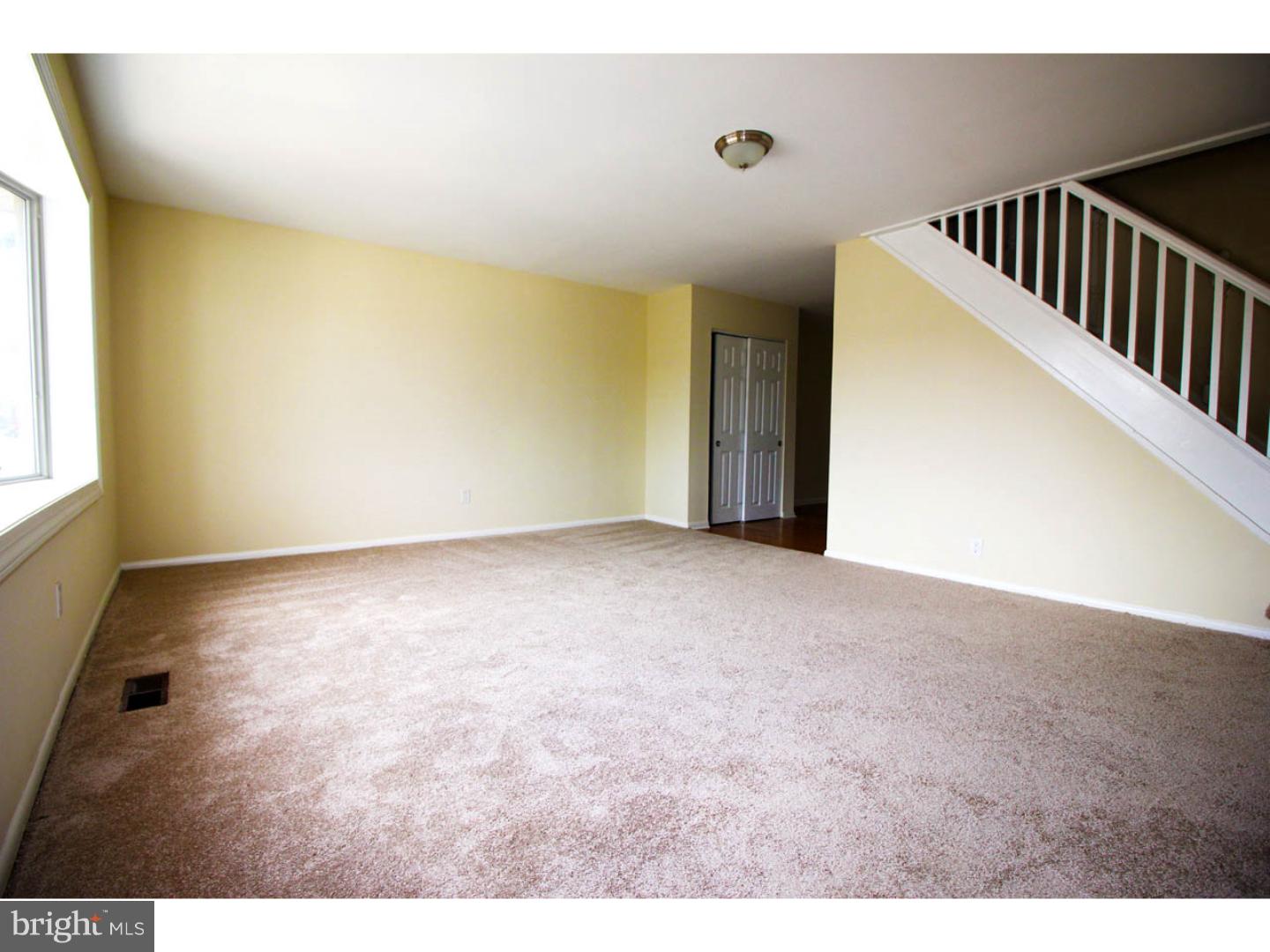12710 Medford Road Philadelphia, PA 19154 - Photo 3 of 19 Living Room
