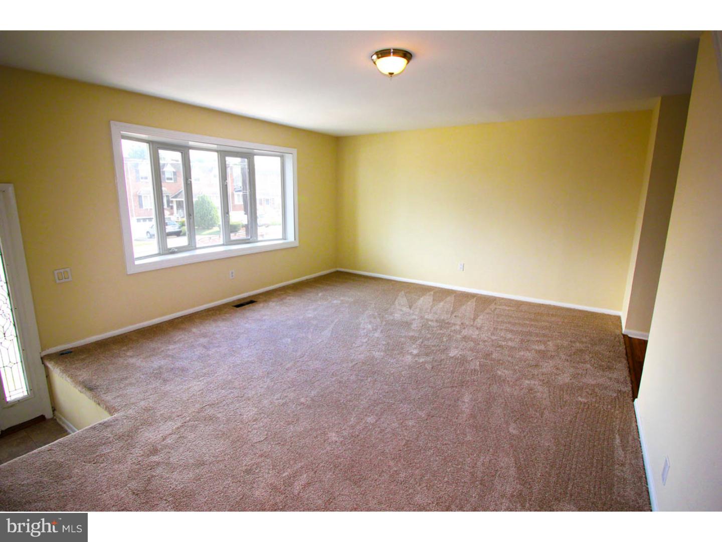 12710 Medford Road Philadelphia, PA 19154 - Photo 4 of 19 Living Room