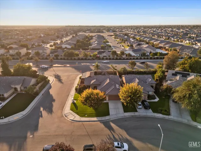 a view of a house with a big yard