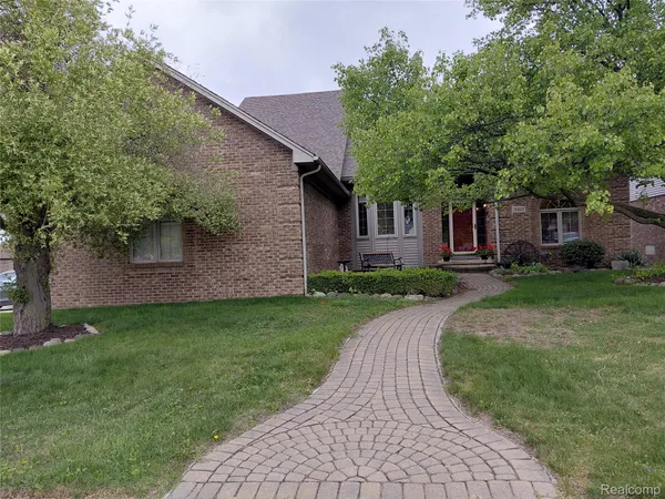 $415,000 | 15507 White Oak Drive, Fraser, MI 48026