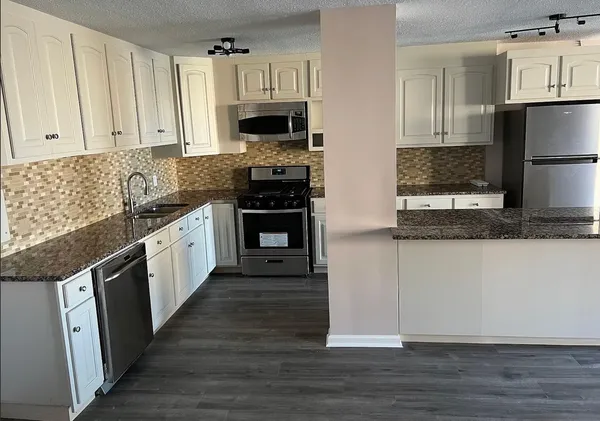 $2,600 | 2211 South Stewart Avenue, Unit 3B, Lombard, IL 60148