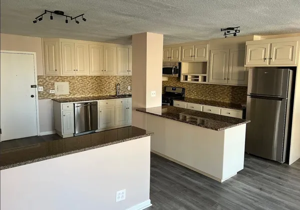 $2,600 | 2211 South Stewart Avenue, Unit 3B, Lombard, IL 60148