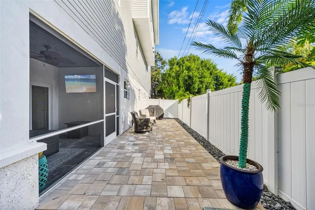 $960,000 | 515 Douglas Place, Dunedin, FL 34698