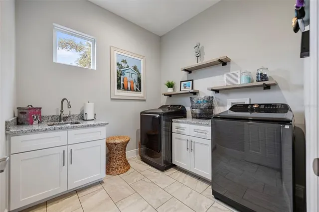 $960,000 | 515 Douglas Place, Dunedin, FL 34698