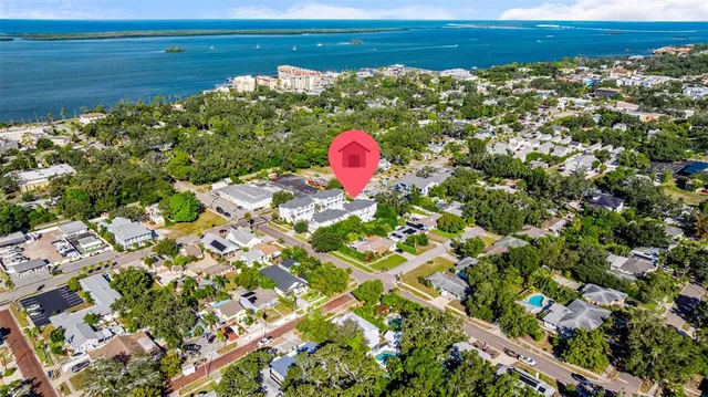 $960,000 | 515 Douglas Place, Dunedin, FL 34698