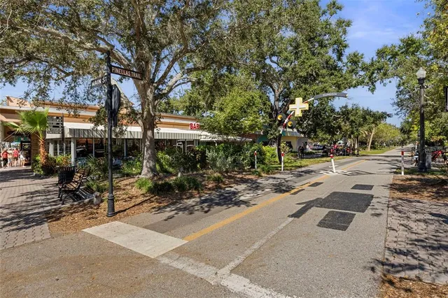 $960,000 | 515 Douglas Place, Dunedin, FL 34698