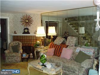 418 Millbank Road Upper Darby, PA 19082 - Photo 2 of 5 Living Room