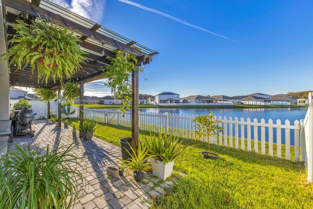 4255 Southern Vista Loop St. Cloud, FL 34772 - Photo 23 of 34 a view of a swimming pool with a lawn chairs under an umbrella