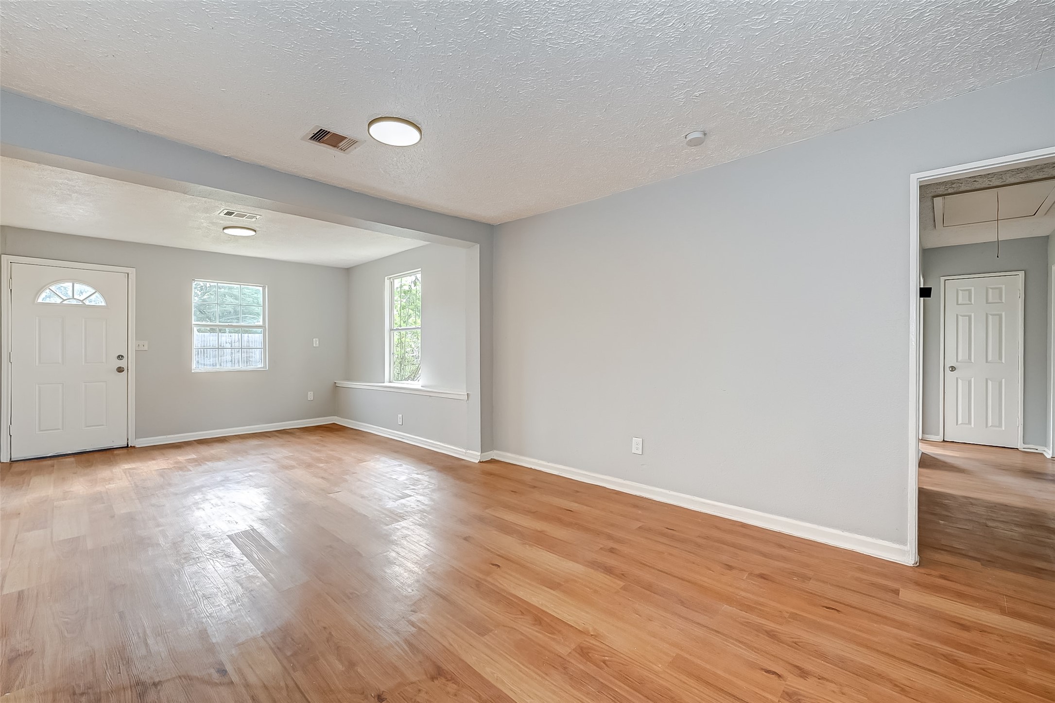 7946 Jutland Road Houston, TX 77033 - Photo 3 of 11