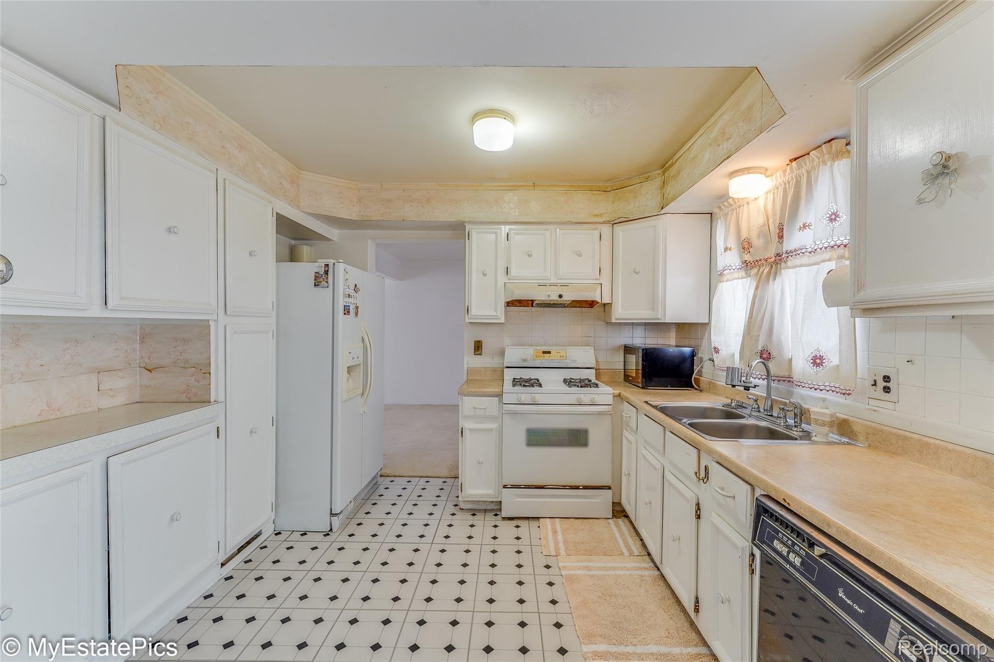 7434 Kingsbridge Road Canton, MI 48187 - Photo 17 of 36 CA-06 Kitchen04 - 7434 kingsbridge canton.jpg