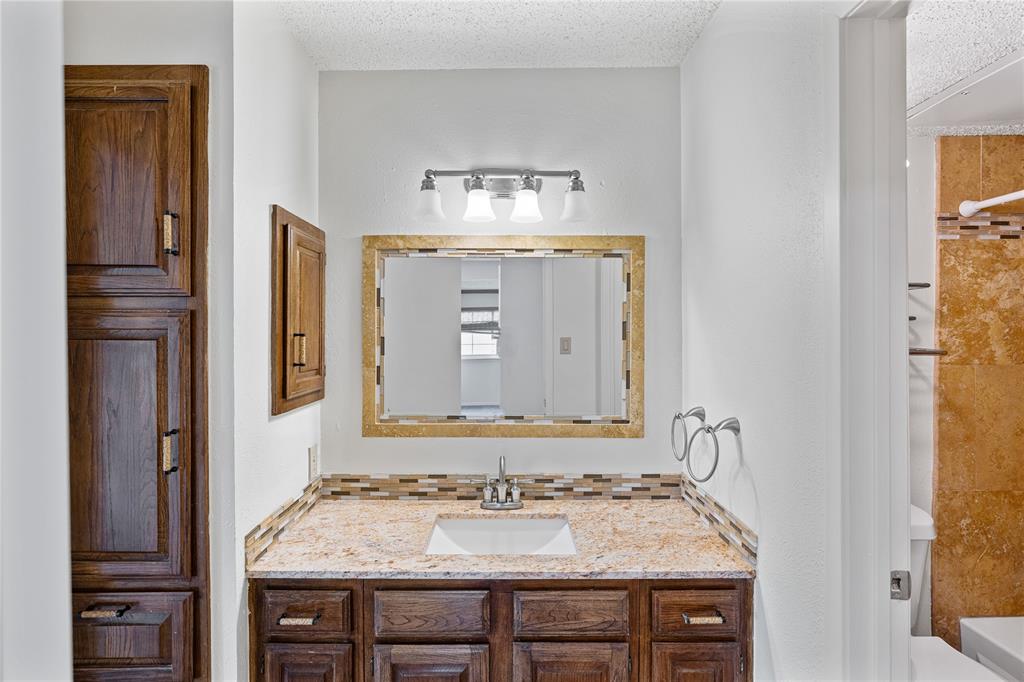 4240 Madera Road, Unit 4 Irving, TX 75038 - Photo 17 of 29 Upstairs bathroom