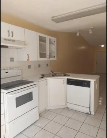 $2,600 | Tamiami, Miami, FL 33182
