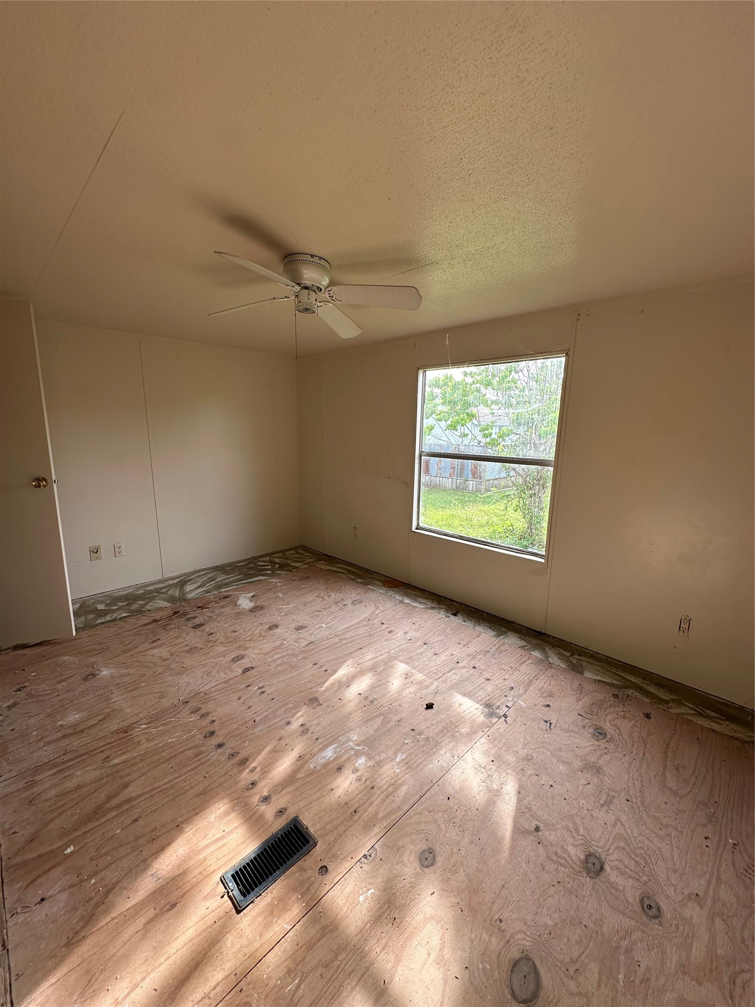 318 4th Street San Leon, TX 77539 - Photo 10 of 10 an empty room with windows