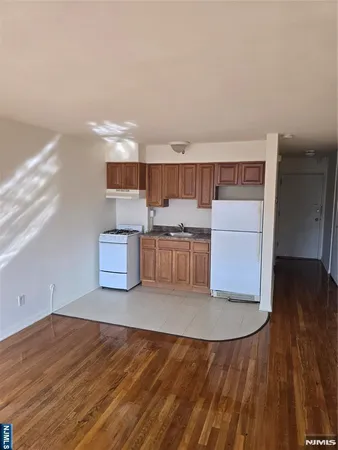 $1,650 | 475 Grand, Unit 1F, Palisades Park, NJ 07650