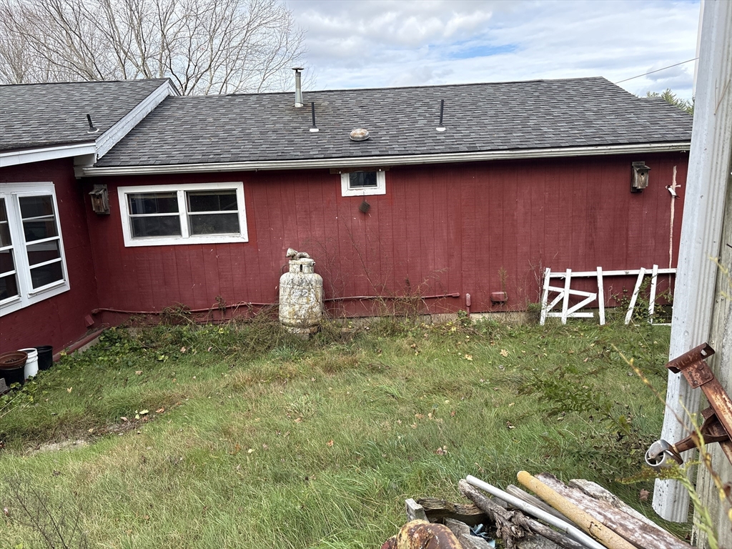194 Old Greenwich Plain Road Hardwick, MA 01082 - Photo 8 of 13 a front view of a house with garden