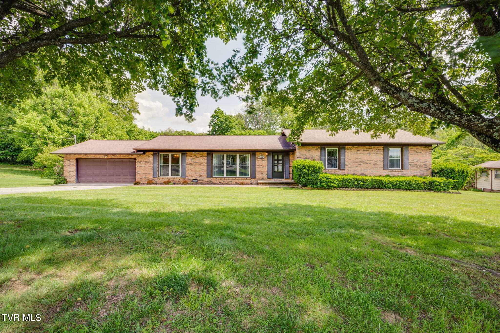 129 Pinecrest Road Kingsport, TN 37660 - Photo 1 of 25 001