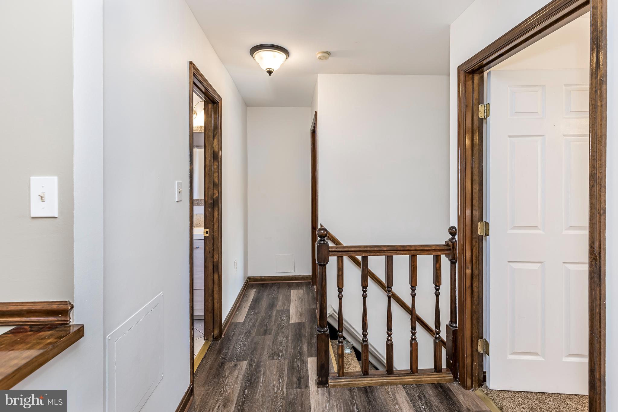 1550 South Rolling Road Baltimore, MD 21227 - Photo 33 of 75 Upper hallway