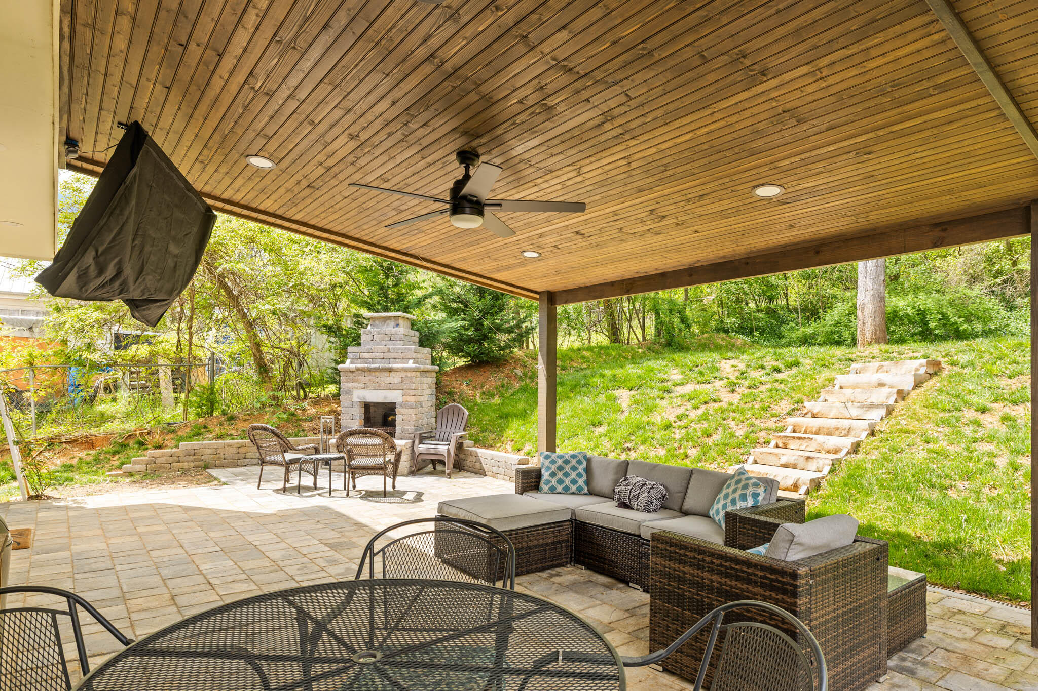 637 Lullwater Road Chattanooga, TN 37405 - Photo 36 of 40 Outdoor Lounge Area