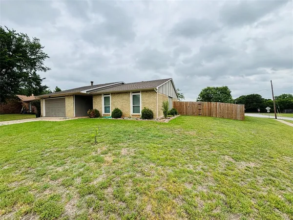 $2,600 | 6420 Wakefield Road, North Richland Hills, TX 76182