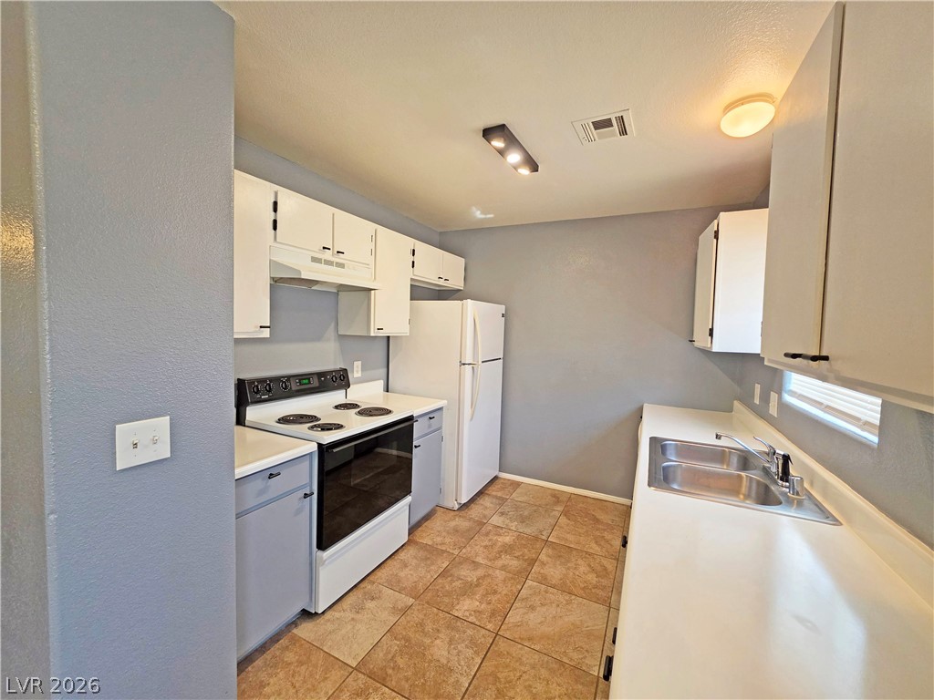 1444 Star Road, Unit 3 Pahrump, NV 89048 - Photo 21 of 35 Functional kitchen with ample cabinet space, a full range, and a dual basin sink.