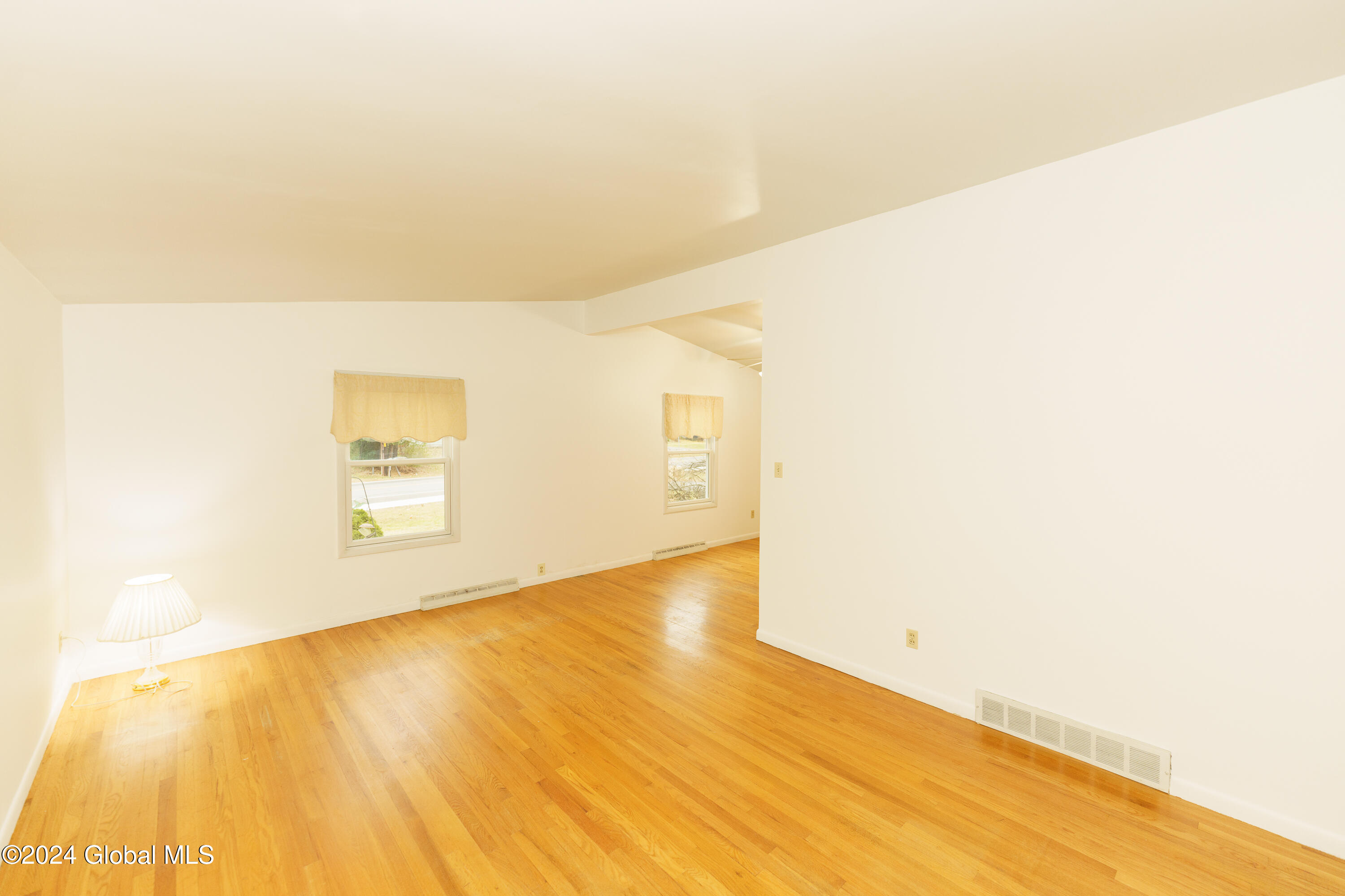 2900 West Old State Road Schenectady, NY 12303 - Photo 4 of 35 Livingroom