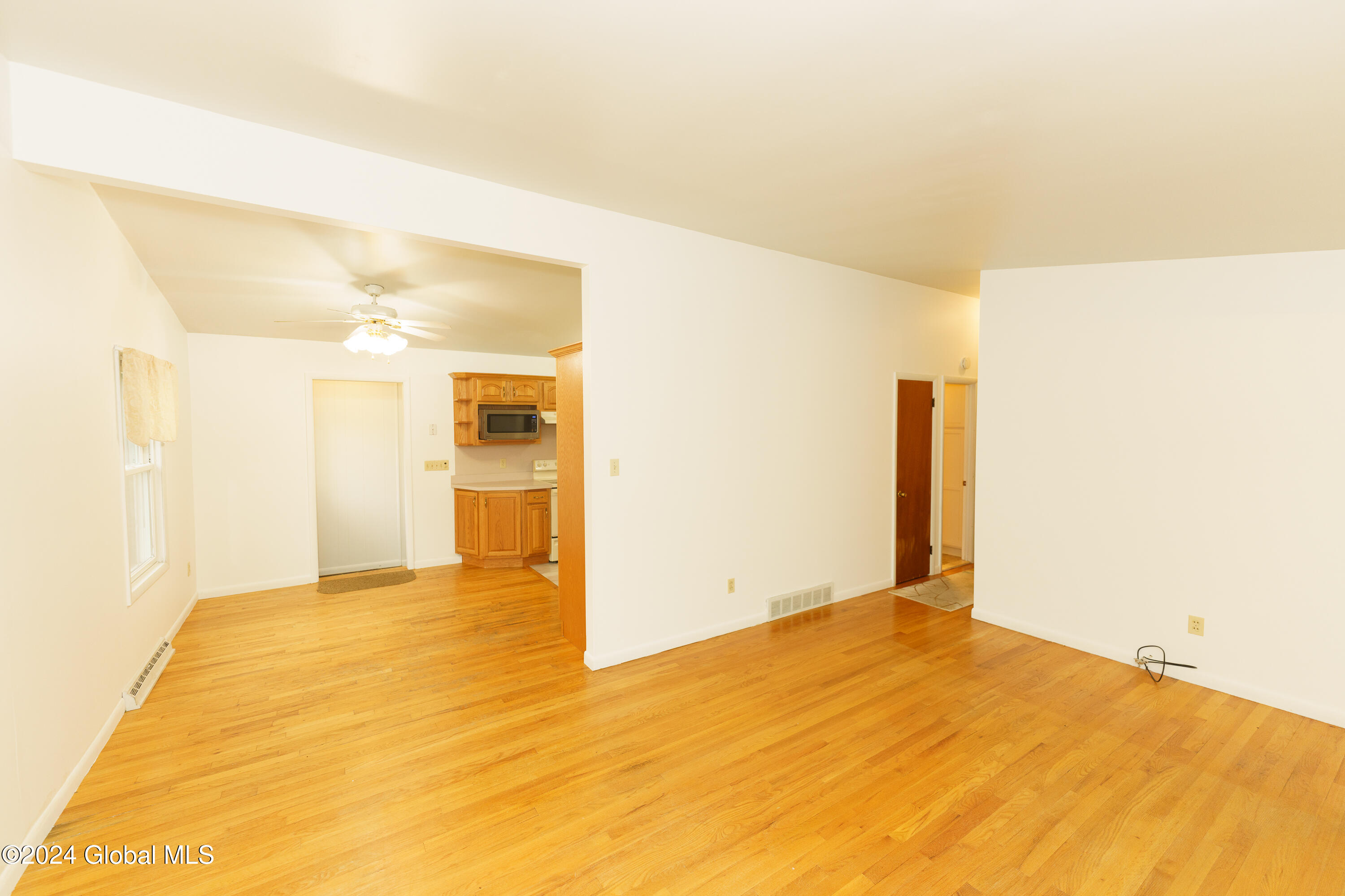 2900 West Old State Road Schenectady, NY 12303 - Photo 5 of 35 Livingroom