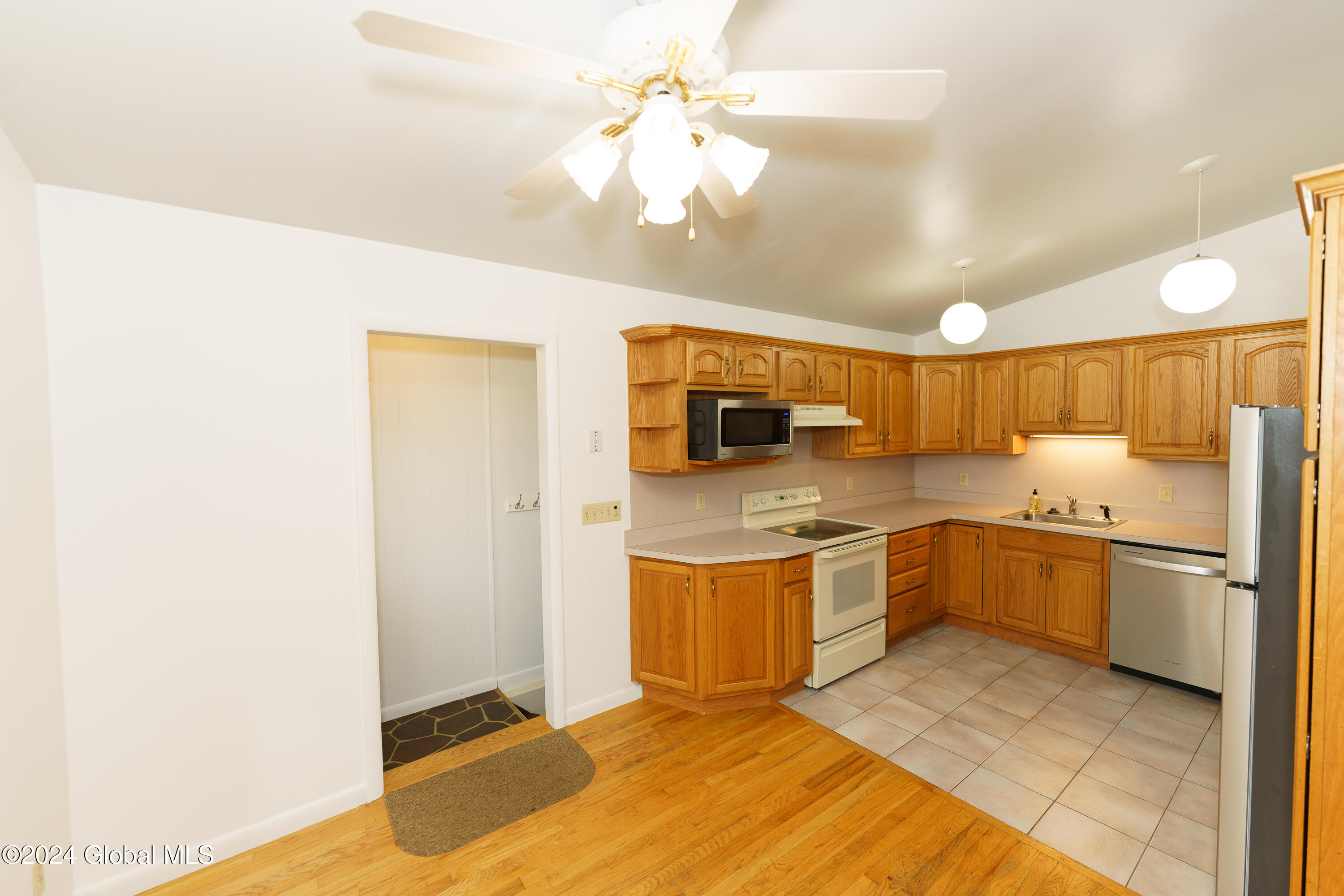 2900 West Old State Road Schenectady, NY 12303 - Photo 7 of 35 Kitchen