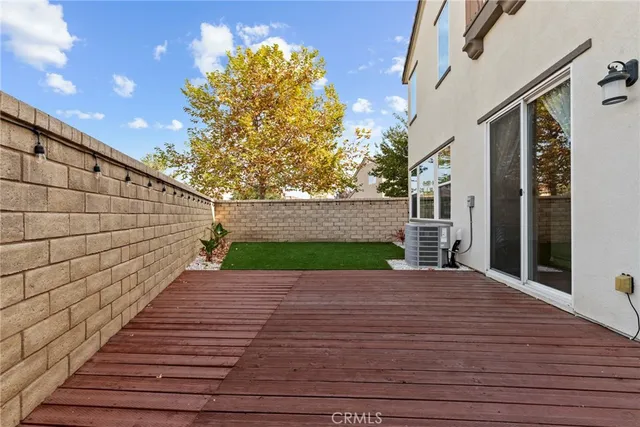 a view of a backyard with pathway