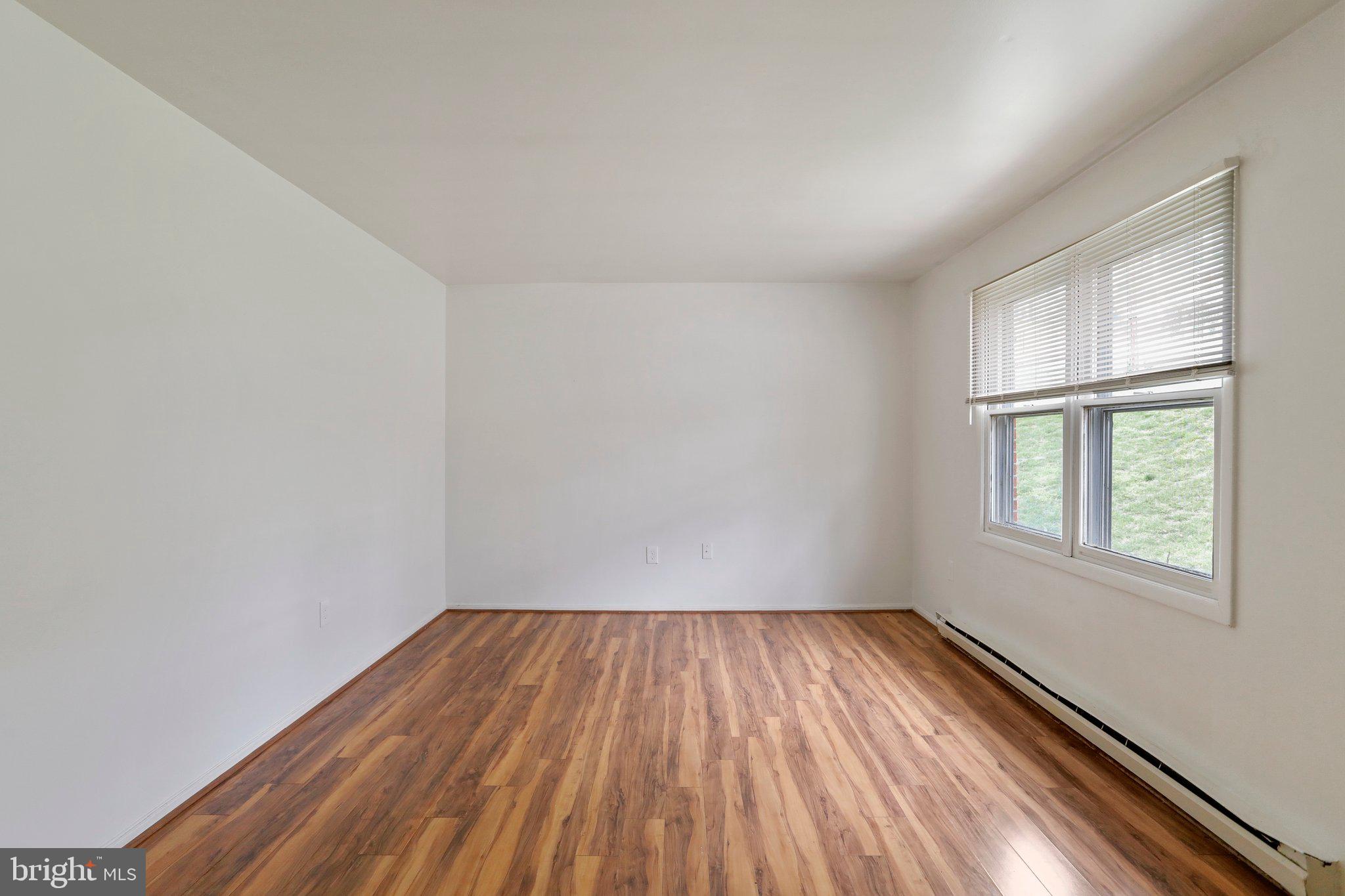 30 East E Street Brunswick, MD 21716 - Photo 4 of 33 Living Room