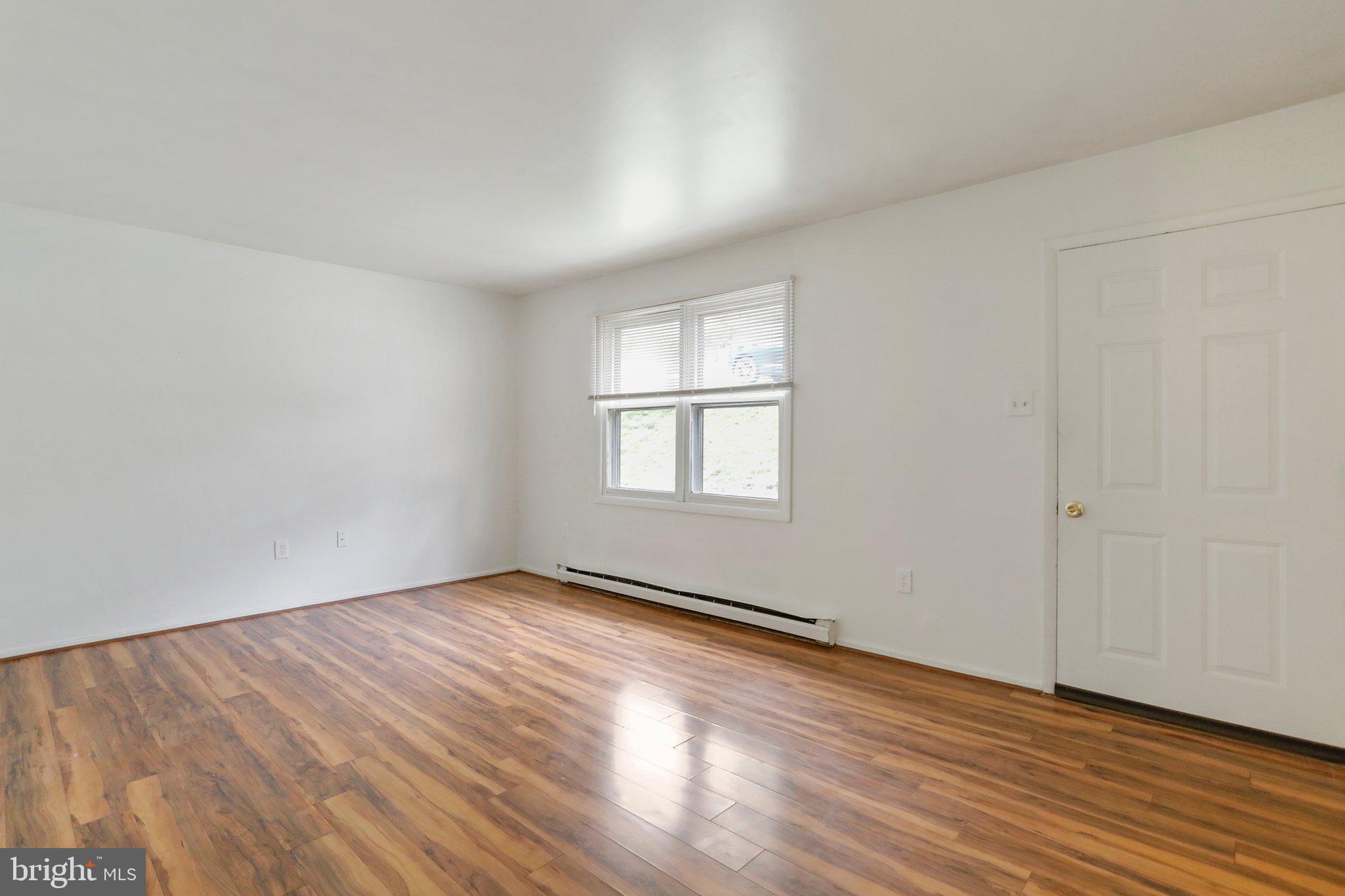 30 East E Street Brunswick, MD 21716 - Photo 5 of 33 Living Room