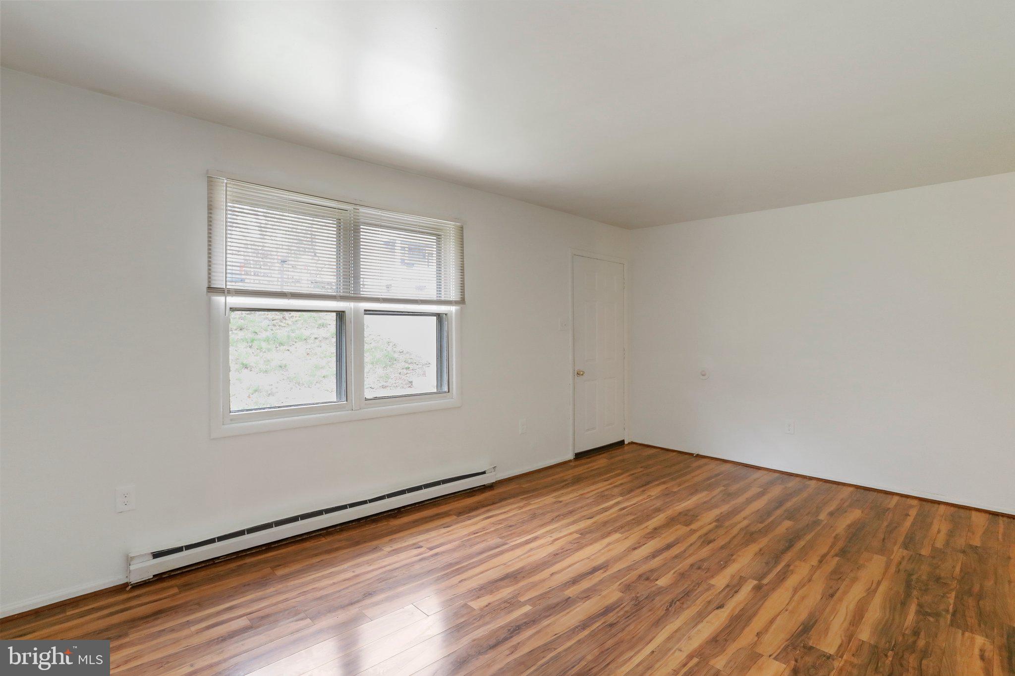 30 East E Street Brunswick, MD 21716 - Photo 7 of 33 Living room
