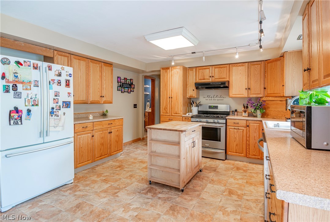 2421 Woodview Road Uniontown, OH 44685 - Photo 10 of 32 Gallery Image 10