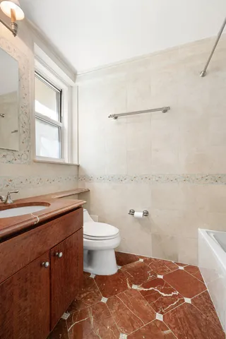 $785,000 | 434 East 52nd Street, Unit 2D | Midtown East