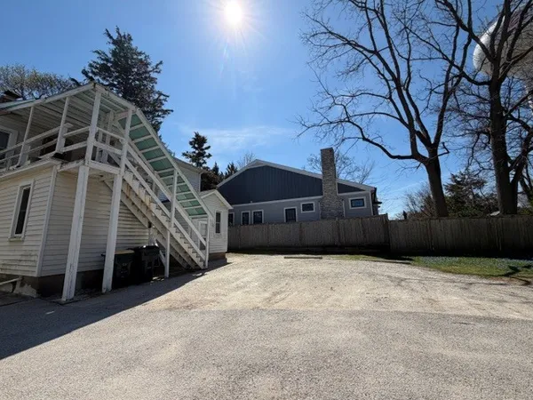 $2,800 | 609 1st Street, Unit 1, Libertyville, IL 60048